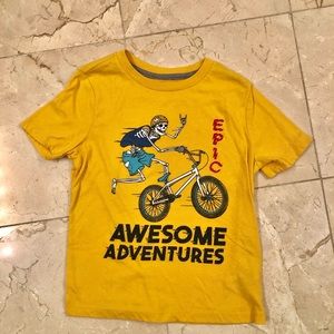 Boys short sleeve graphic tee in size 5/6